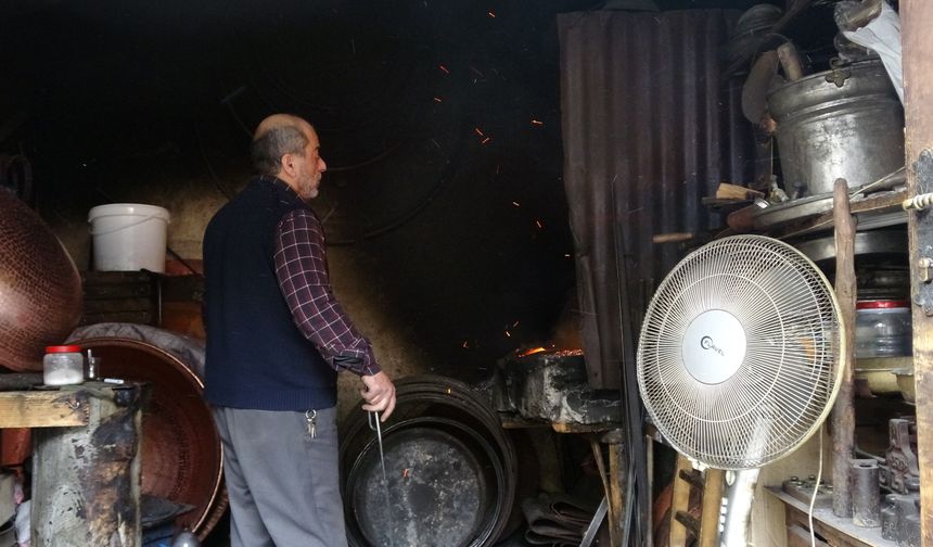 Gaziantep’te dövme bakır kazanlar geleneksel yöntemlerle hazırlanıyor