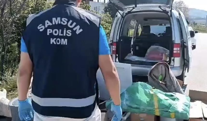 Araçta şaşırtan gizleme yöntemi! Koliden ve halıdan silah çıktı… (VİDEO HABER)