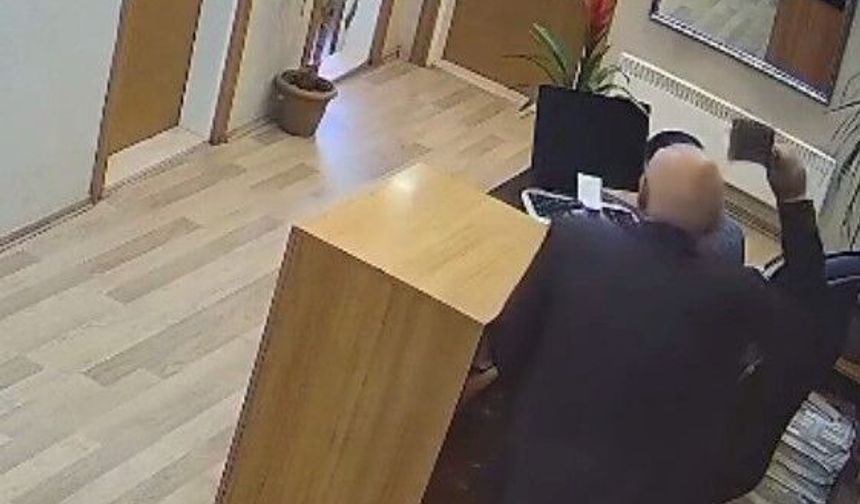 Belediye personeline satırla saldırdı! O anlar kamerada…