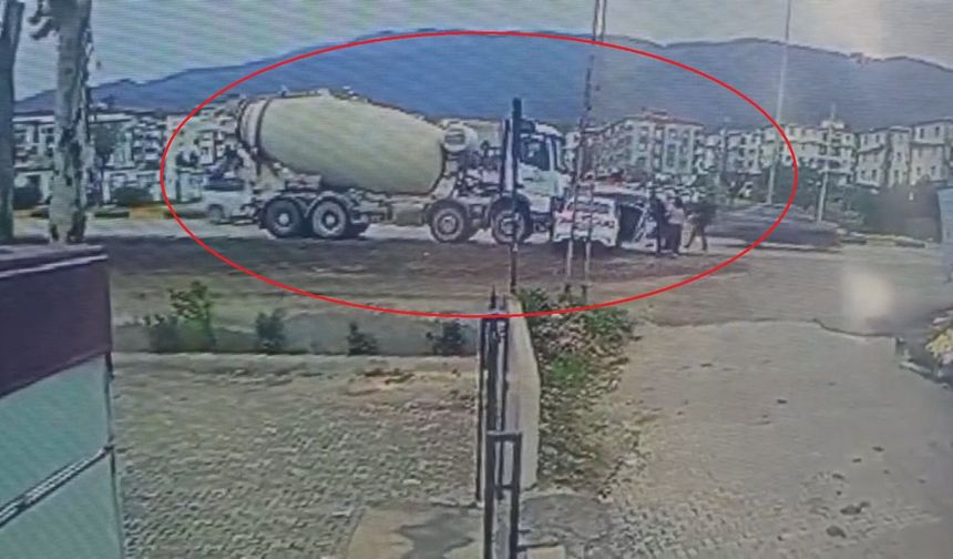 Beton mikserinin altında metrelerce sürüklendi! İşte o anlar...