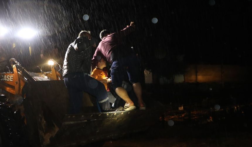 Gaziantep'te selde mahsur kalan vatandaşlar Gaziantep'te selde mahsur kalan vatandaşlar kurtarıldı: Bölgede çalışmalar d