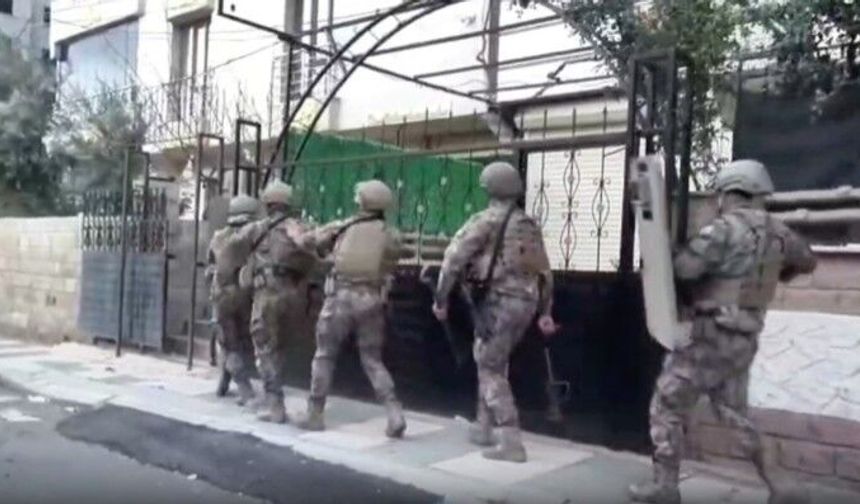 Gaziantep dahil 56 ilde dev operasyon! DEAŞ’A büyük darbe! Çok sayıda silah ve mühimmat ele geçirildi…