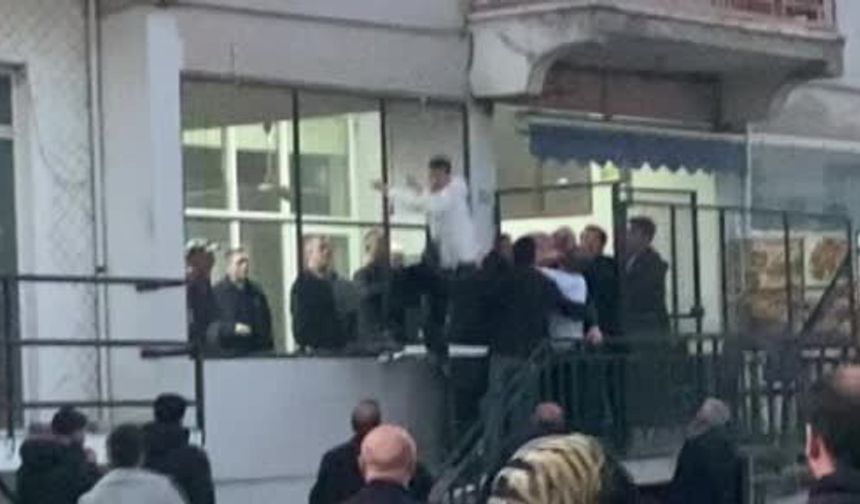 İki grup arasında tekmeli sopalı kavga! İşte o anlar…