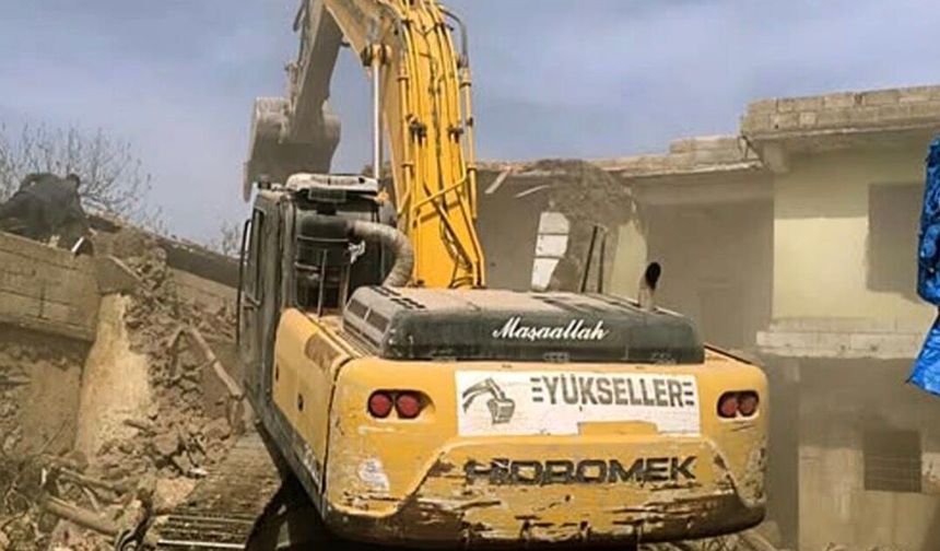 Gaziantep’te depremde hasar gören binaların yıkımına devam ediliyor!