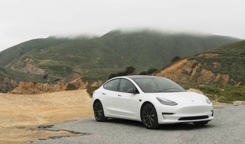 Avrupa’da bir ilk! Sürücüsüz Tesla trafiğe çıktı…