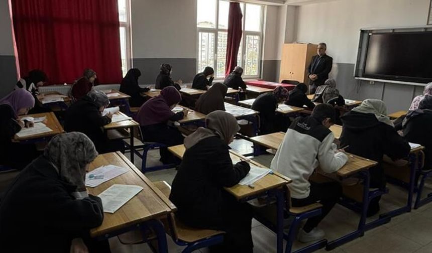 Gaziantep’te umre ödüllü "Gençlik Bilgi" yarışması düzenlendi! Yoğun katılım sağlandı…