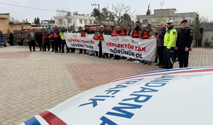 Gaziantep’te trafik jandarması reflektör dağıtımına devam ediyor