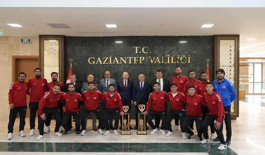 Şampiyon Takım kupayla birlikte Vali Çeber’e gitti!
