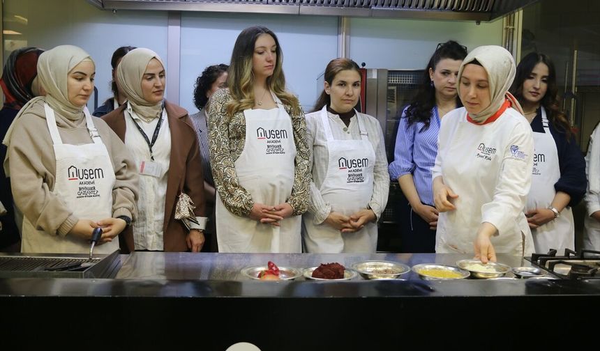 Gaziantep’te gastronomi kentinde anne adayları ve ebeler mutfakta buluştu