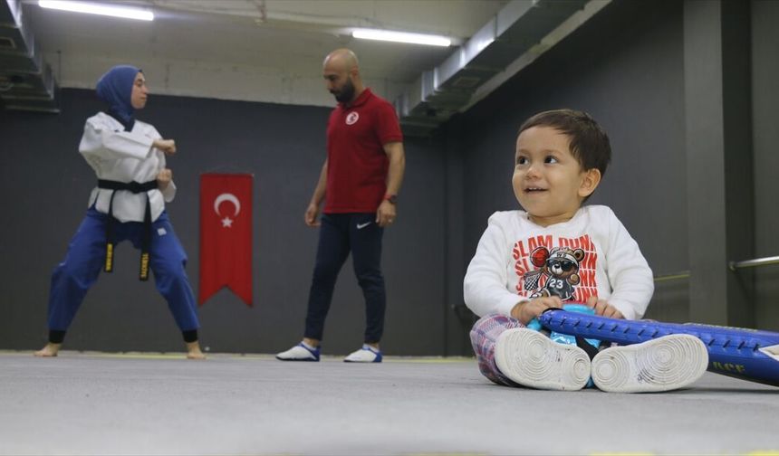 Gaziantep’te milli tekvandocu anne, bebeğiyle müsabakalara hazırlanıyor