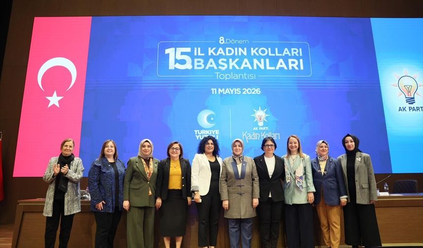 CHP'den AK Parti'ye geçen eski başkanlara rozetleri takıldı