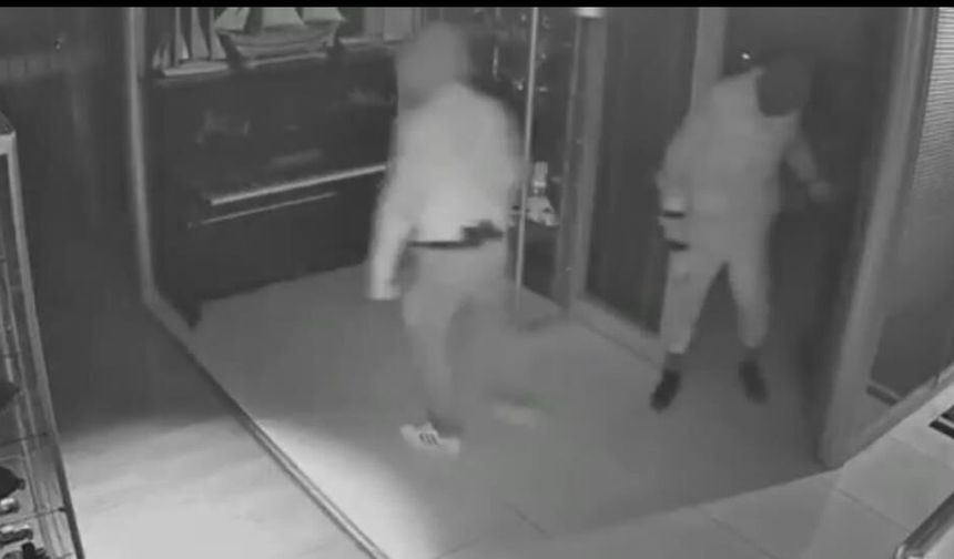 Maskeli beşler girdikleri işletmelerde çelik kasaları böyle patlattı! (VİDEO HABER)