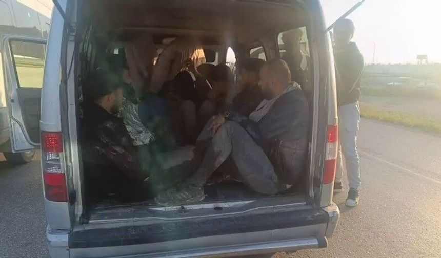 Hafif ticari araca 10 göçmen sığdıran insan tacirine 100 bin TL ceza
