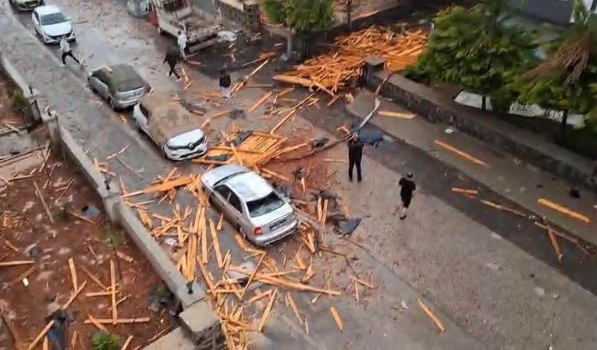Gaziantep'te şiddetli yağış bir evin çatısını yıktı! Vatandaş yaşadıklarını ağlayarak anlattı