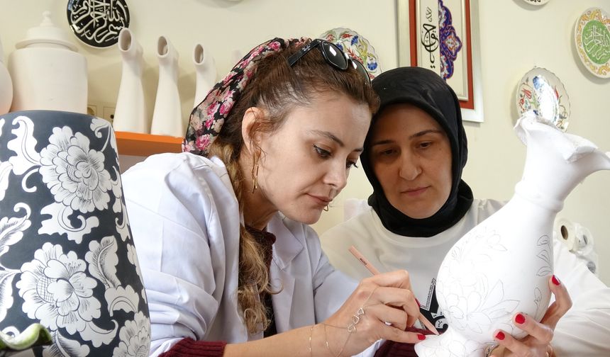 Gaziantep’te sergide ilgi duyduğu çini sanatının ustası oldu