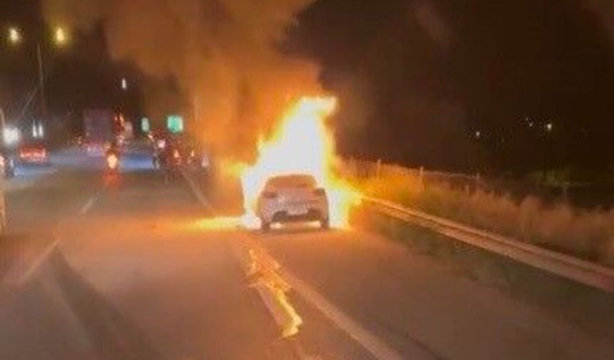 Gaziantep Otoyolu'nda seyir halindeki otomobil alev aldı! Kullanılamaz hale geldi…