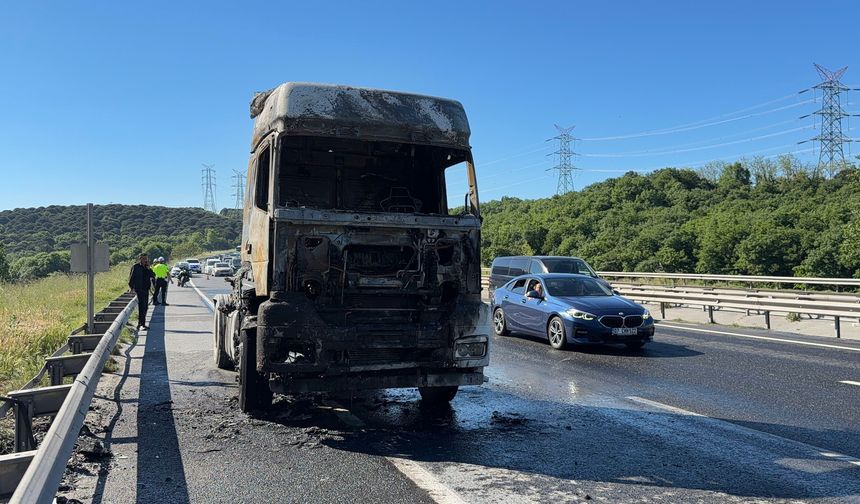 Sürücü canını zor kurtardı! Seyir hâlindeki tır alev alev yandı