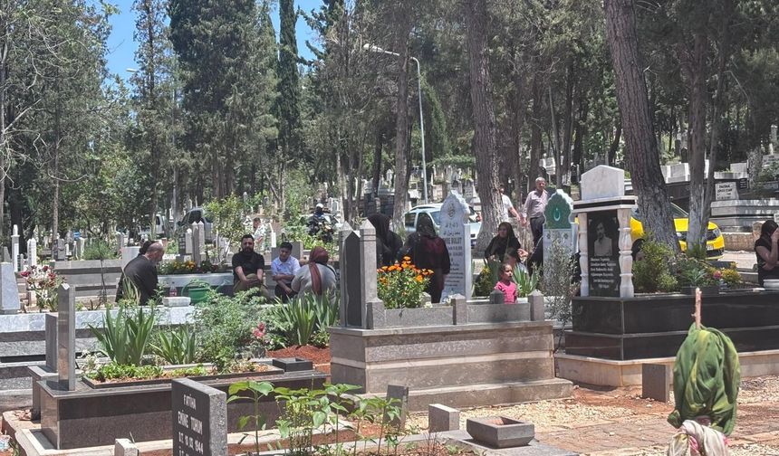 Gaziantep'te mezarlıklar ve şehitlikler Arefe günü doldu taştı