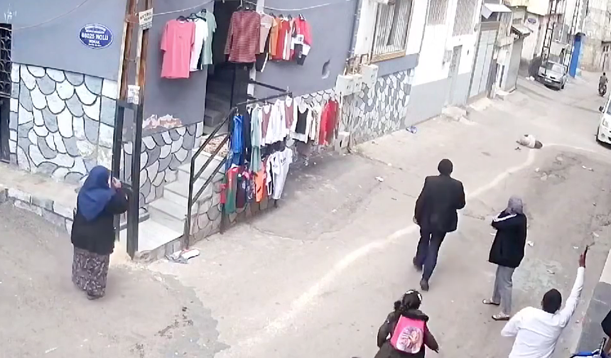 Gaziantep’te yürek sızlatan kaza: Motosiklet küçük çocuğa çarptı, kaçtı (VİDEOHABER)
