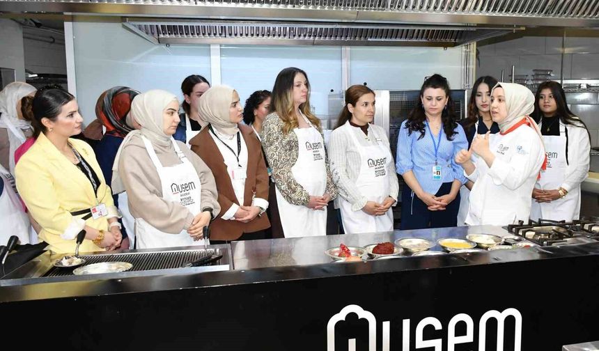 Gaziantep’te ‘ebe gebe el ele’ vererek pirpirim aşı yaptı!