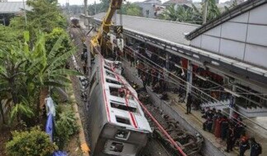 Katliam gibi kaza! Trenle okul otobüsü çarpıştı: Ölü ve yaralılar var