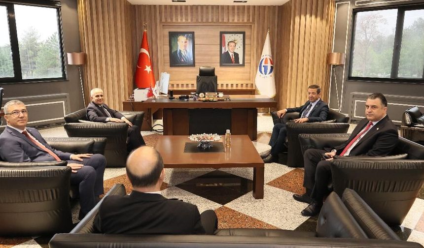 KKTC Dışişleri Bakanı Ertuğruloğlu’ndan Rektör Doğan’a ziyaret! İş birlikleri ele alındı