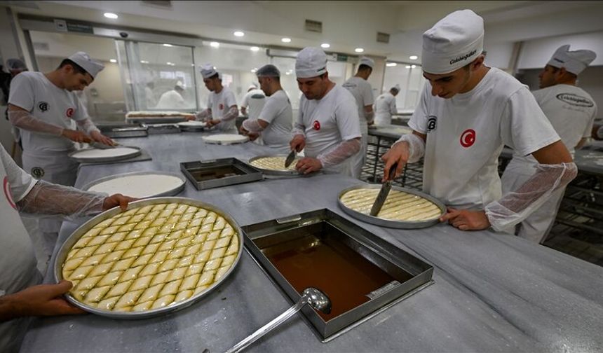 Gaziantepli baklavacılarda tatlı telaşı başladı! Yoğun mesai yapılıyor
