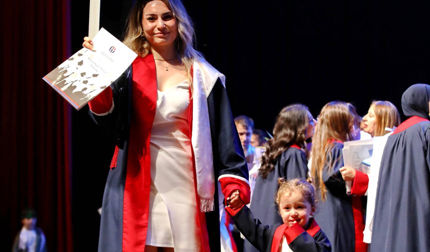 Gaziantep Üniversitesi’nde anne-kızın mezuniyet heyecanı…