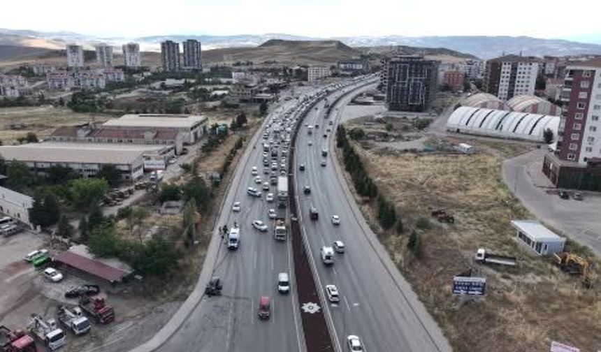 43 ilin bağlantı noktasında yaz tatili hareketliliği! Kaza trafiği durma noktasına getirdi
