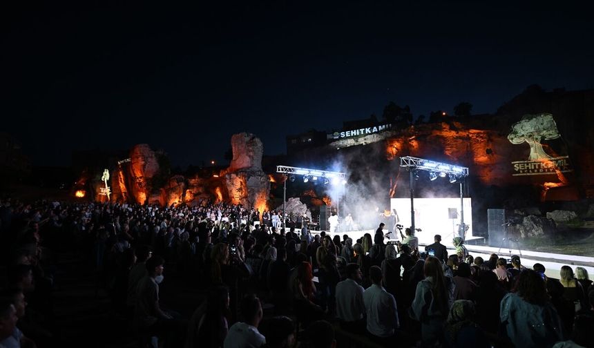 Gaziantep’te tarih ve moda buluştu: Dülük Antik Kenti’nde defile