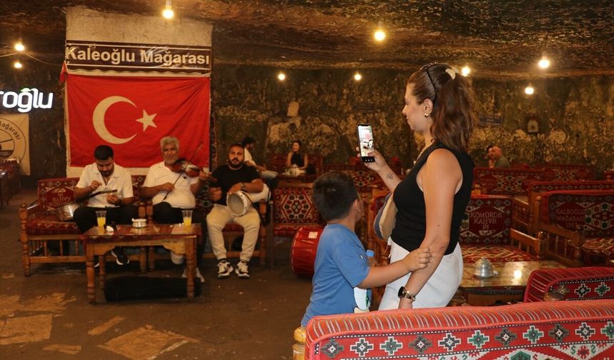 Gaziantep'te sıcaktan kaçanların uğrak noktası! Vatandaşlar mağara kafeyi tercih ediyor