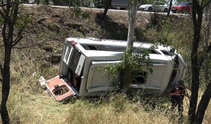 Korkunç kaza! Yolcu minibüsü ile otomobil kaza yaptı! Çok sayıda yaralı var…