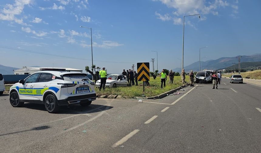 Gaziantep'te bir kaza daha! 2 otomobil kavşakta çarpıştı: 1 yaralı