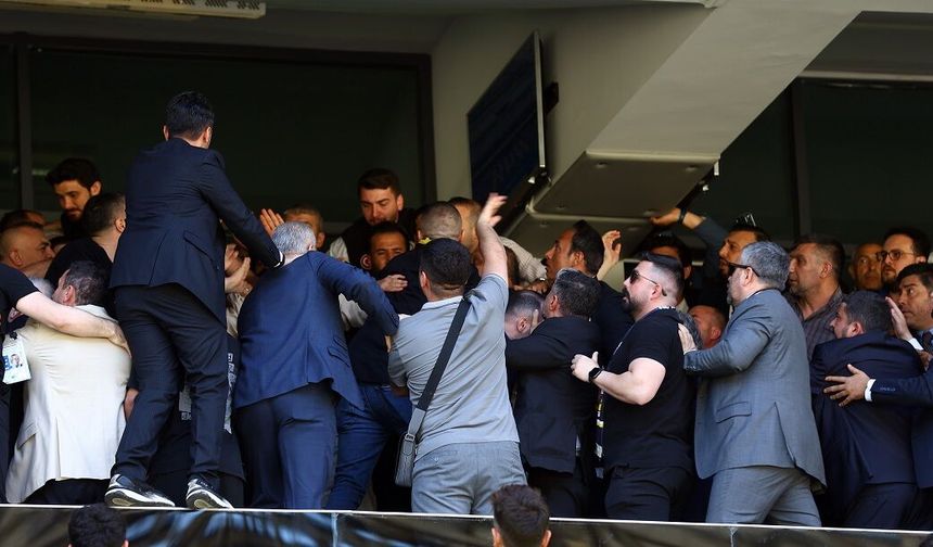 Fenerbahçe'de olağanüstü genel kurulunda ortalık karıştı! İşte o anlar