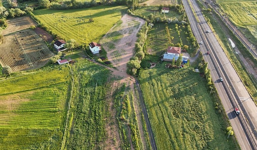 Kanaldan akan su sele dönüştü, tarlalar ve evler su altında kaldı