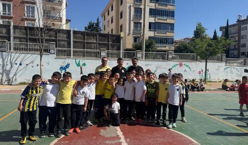 Gaziantep'te saha mesaisi! Emniyet Müdürü Özcan miniklerle futbol oynadı