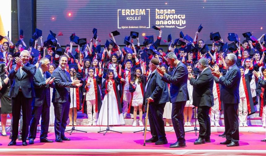 Erdem Koleji'nde mezuniyet heyecanı! Şampiyon öğrenciler ödüllerine kavuştu