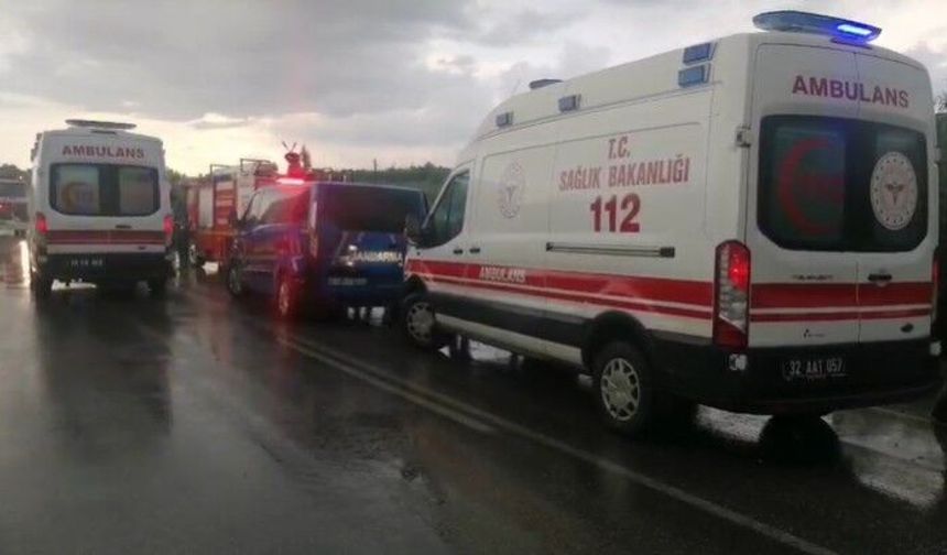 Feci kaza! Tur minibüsü şarampole yuvarlandı! Ölü ve çok sayıda yaralı var…