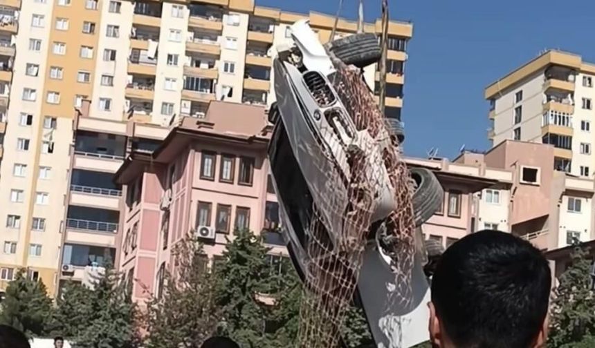 Gaziantep'te lüks otomobil köprü inşaatı çukuruna düştü (VİDEOHABER)
