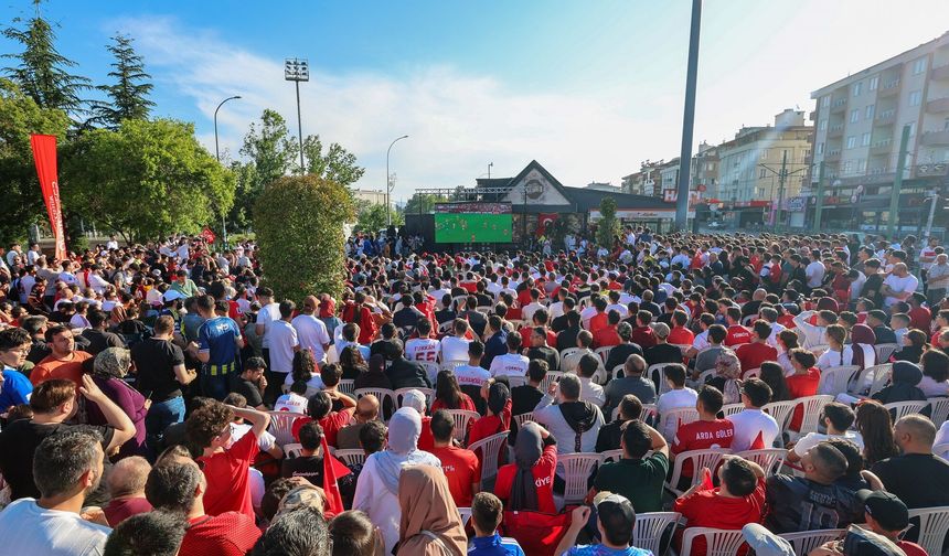Gaziantep milli heyecanı Üniversite Meydanı’nda yaşadı
