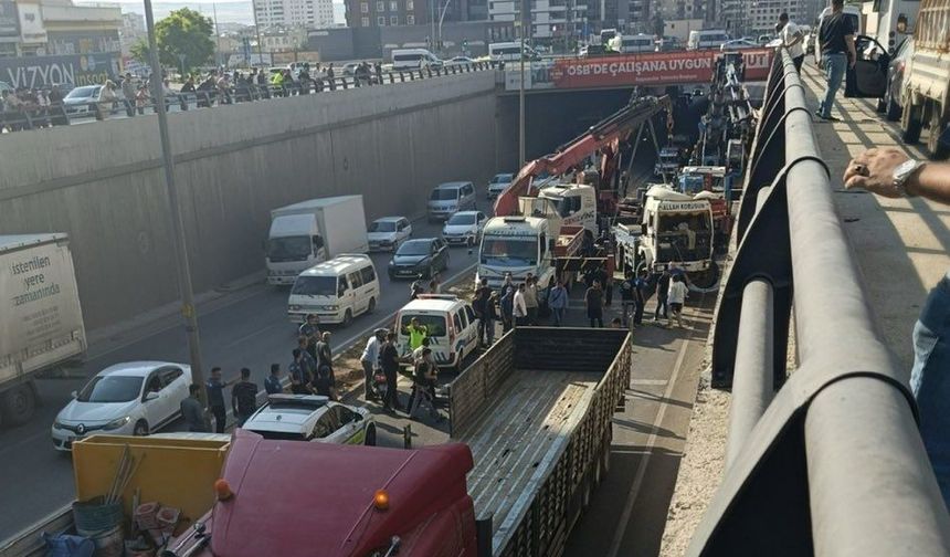 Gaziantep Beykent kavşağında kaza: Trafik durma noktasına geldi!