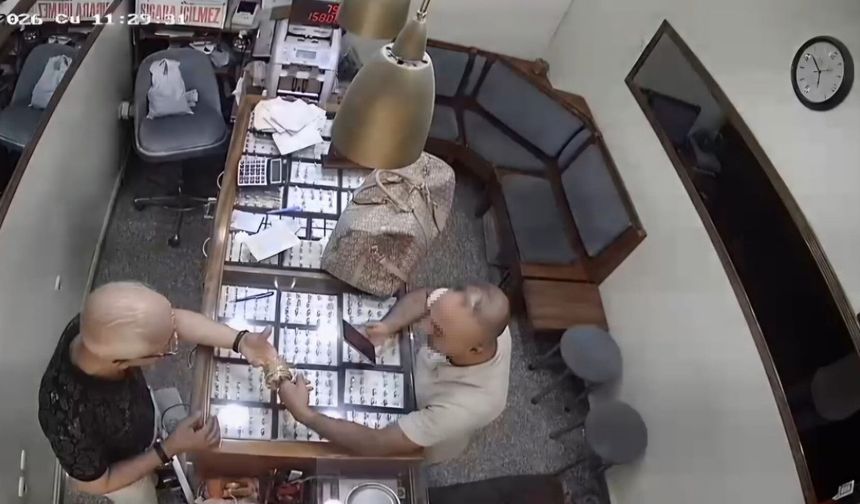 Sarrafta milyonluk kapkaç! Altınları alıp böyle kaçtı (VİDEO HABER)