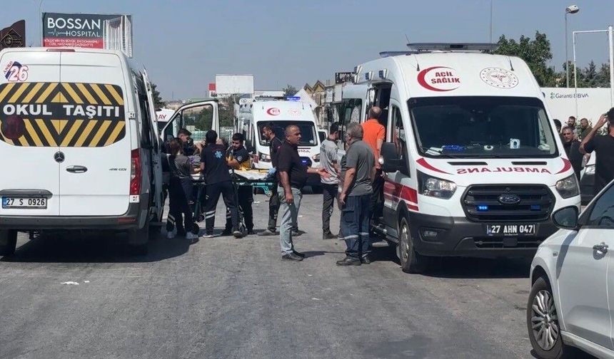 Gaziantep OSB'de can pazarı! İşçi servisi kaza yaptı, yaralılar var!