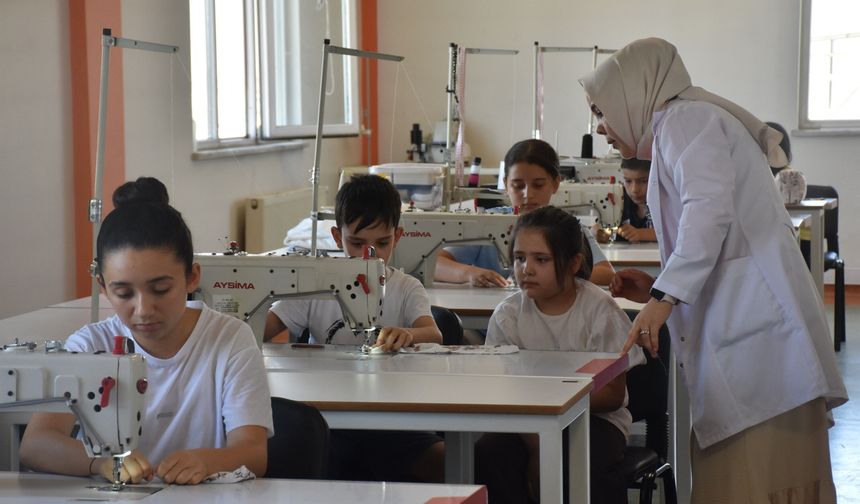 Gaziantep’te minik terziler iş başında!