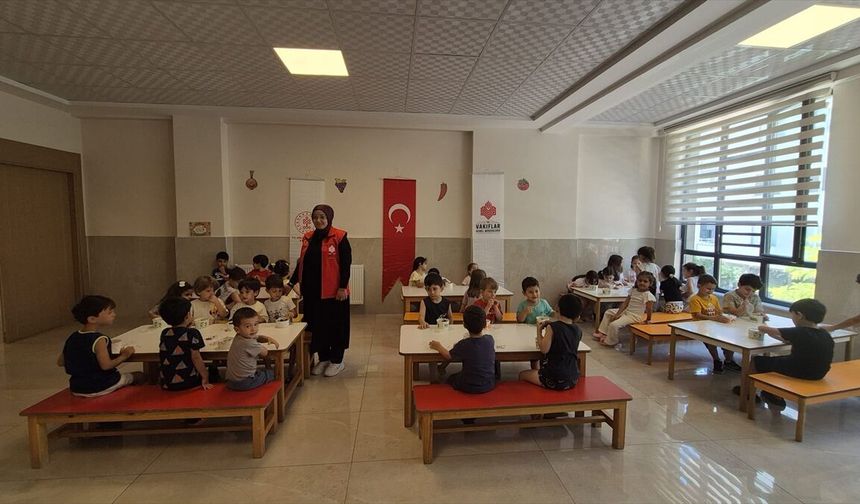 Gaziantep'te çocukların yüzü güldü! 750 çocuğa meyve ikram edildi