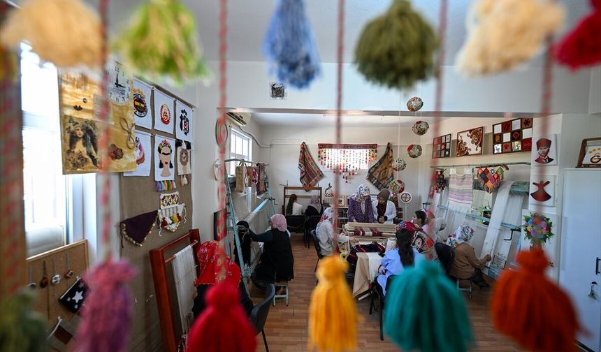 Gaziantep'te kadınlar geleneksel el dokumacılığını geleceğe taşıyor