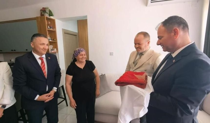36 yıllık vefa! Gözü gibi koruduğu Türk bayrağını uzman ellere teslim etti