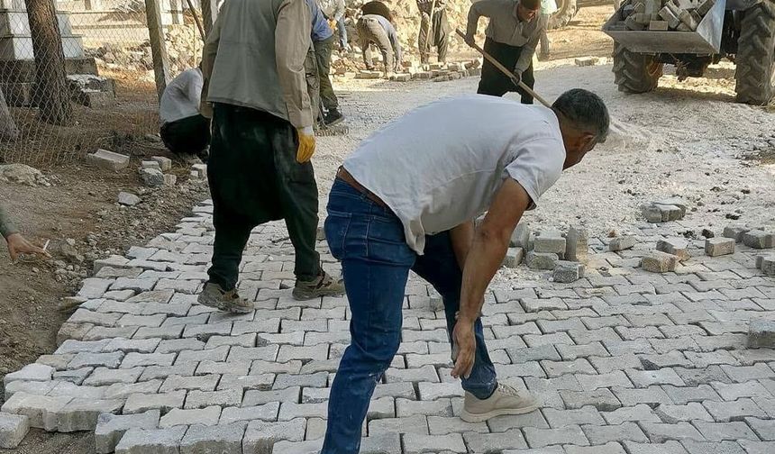 Gaziantep'te mahalle mezarlığı imece usulüyle parke taşına kavuştu!