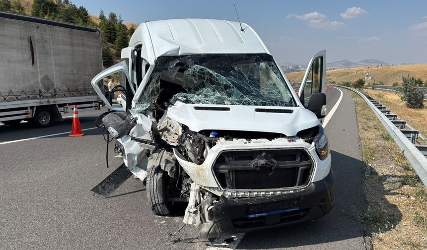 Feci kaza! Servis aracı tıra arkadan çarptı! Yaralılar var…