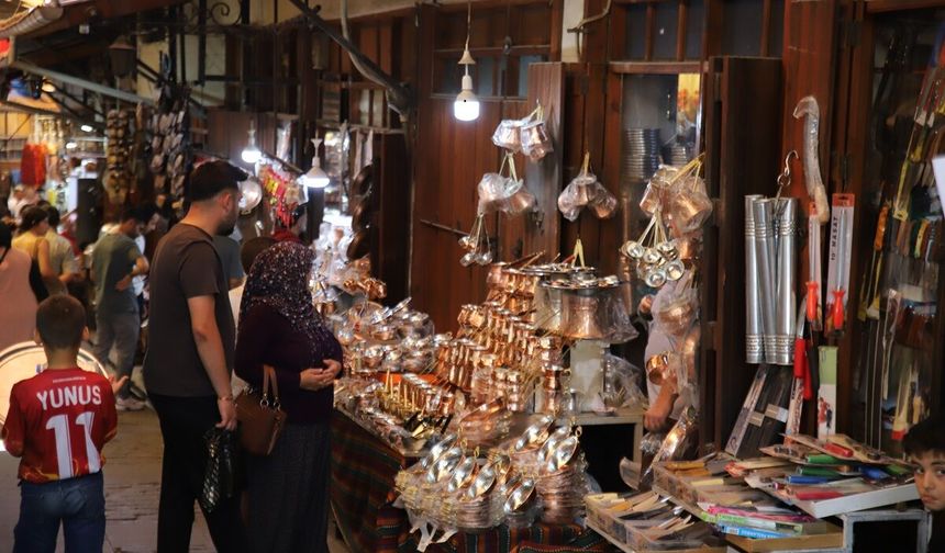 Gaziantep'te sıcak havaya rağmen Bakırcılar Çarşısı'nda yoğunluk